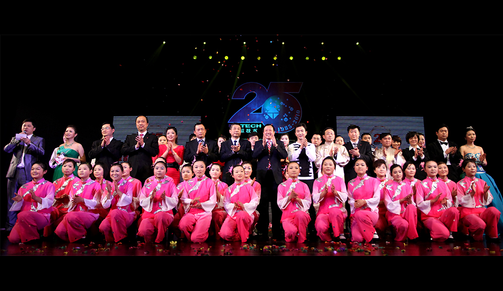 公司领导与演员向观众谢幕