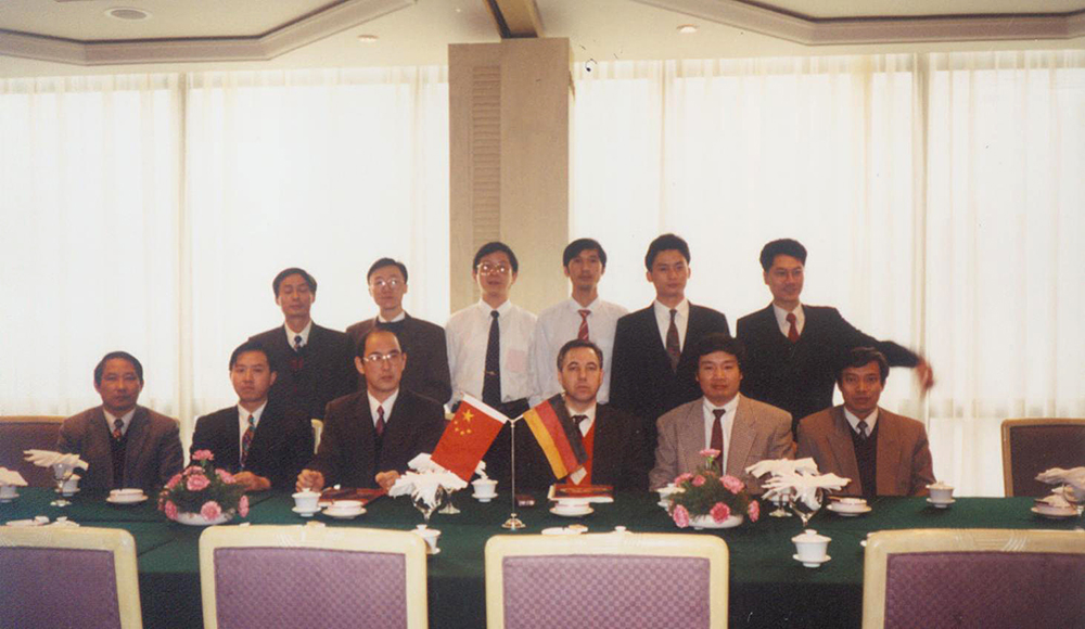 1993年12月，公司代理海螺水泥厂进口项目签约仪式现场